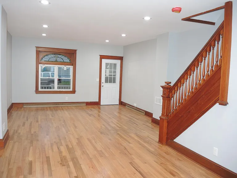 1107 W Lincoln St — Photo 3