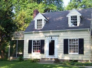 6100 Howe Dr, Fairway, KS 66205