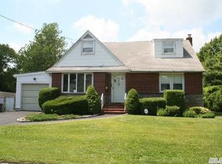 10 Whittier Dr, Greenlawn, NY 11740