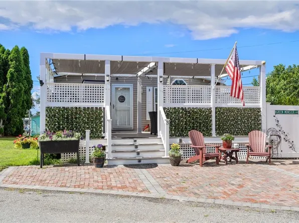 3 Scotty Dr, Portsmouth, RI 02871