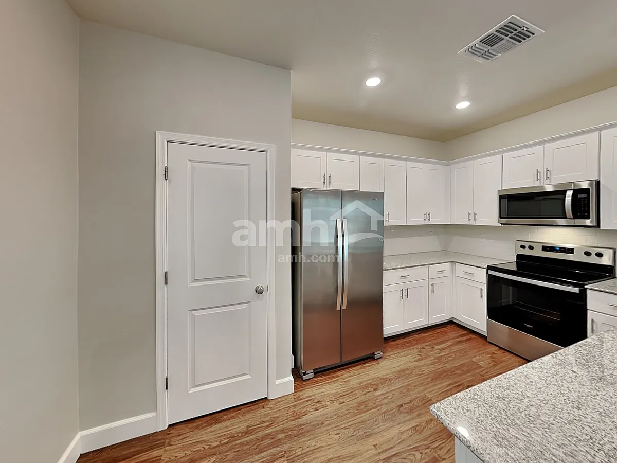 Building Photo - 638 W Hackamore Ave