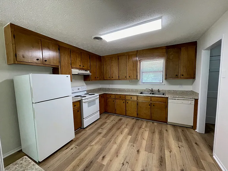 105 Redstone Dr — Photo 2