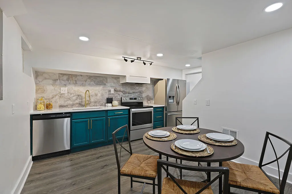 1 bed, 896 sqft, $1,200 — Photo 2