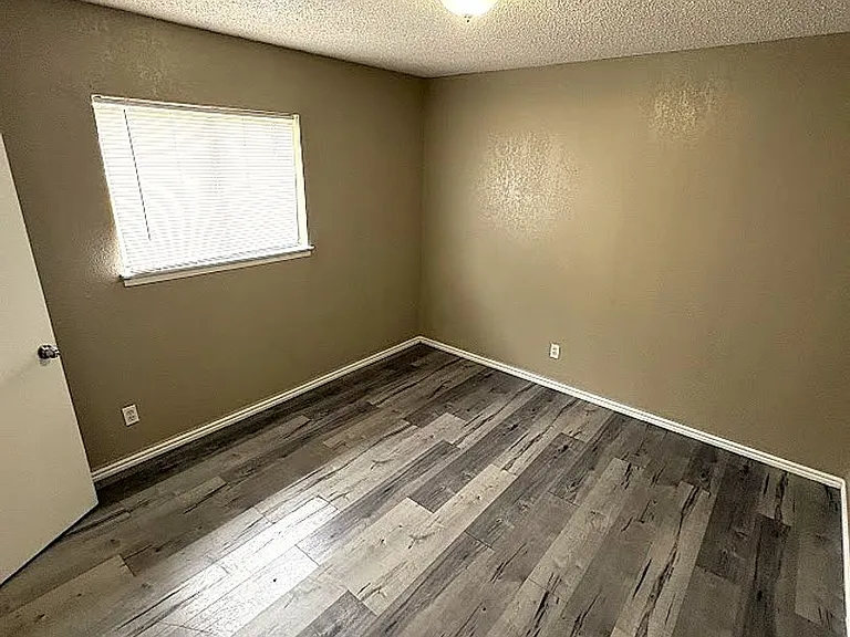Western Oaks Apartments — Photo 14