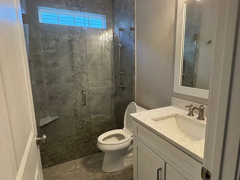 Second bathroom between 2 side bedrooms.