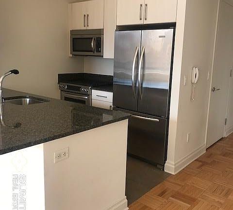 3rd image of 1510 Lexington Ave APT 15V