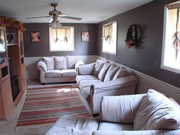 5th image of 556 Marilyn Ln