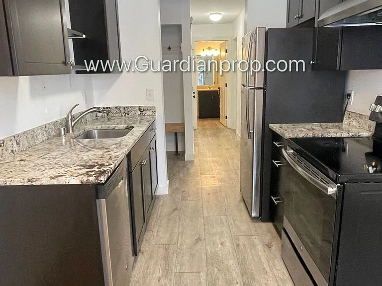 735 Tyler St NE #4 — Photo 2