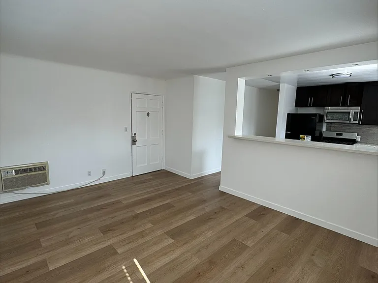 1646 N Harvard Blvd — Photo 3