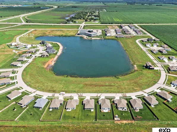 2082 Kara Way, Fremont, NE 68025