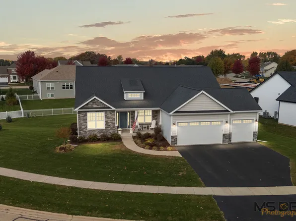 1435 Beach Ln, Sycamore, IL 60178