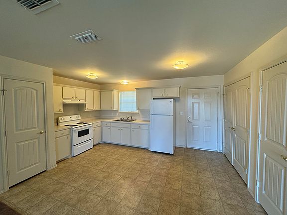 4th image of 402 Lariat Ave