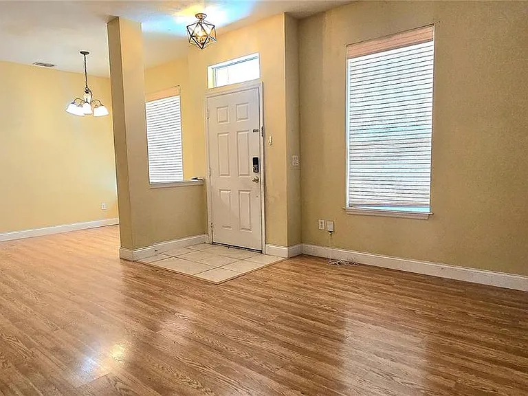 2921 Pine Oak Trl — Photo 4