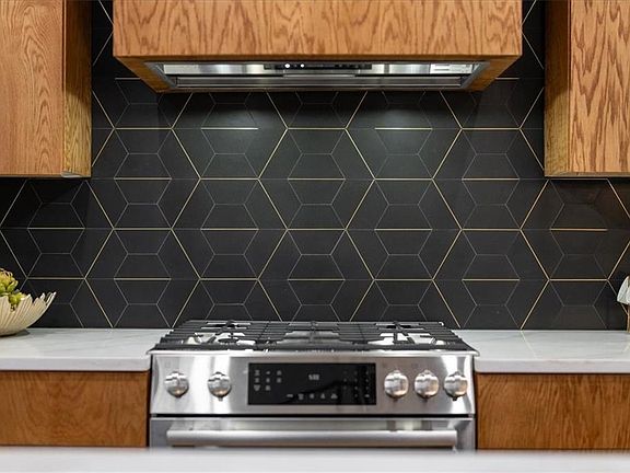 5th image of 172 Racine St SW