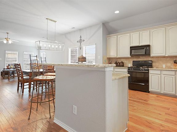 5th image of 1912 Chessington Ln