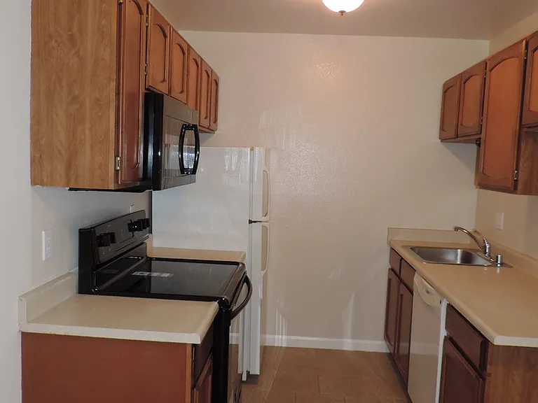 400 Laurel St — Photo 5