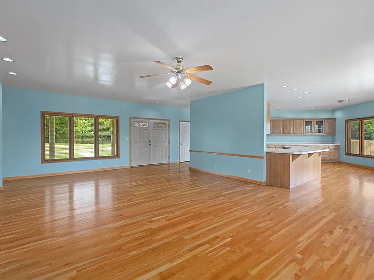 1221 Hawthorne Ln — Photo 7