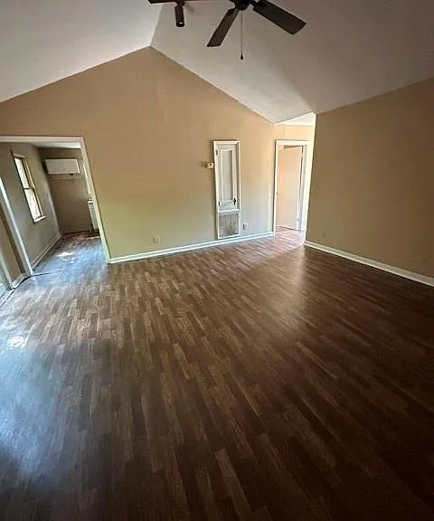 101 Willis Wilder Dr #B — Photo 2