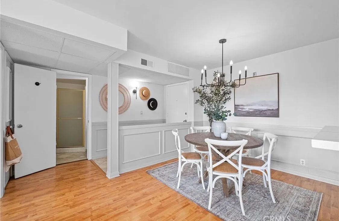 2 bed, 1041 sqft, $4,500 — Photo 2