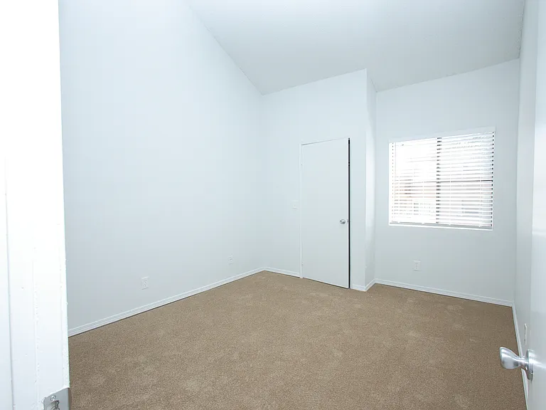 Sunset Plaza Apartments — Photo 23