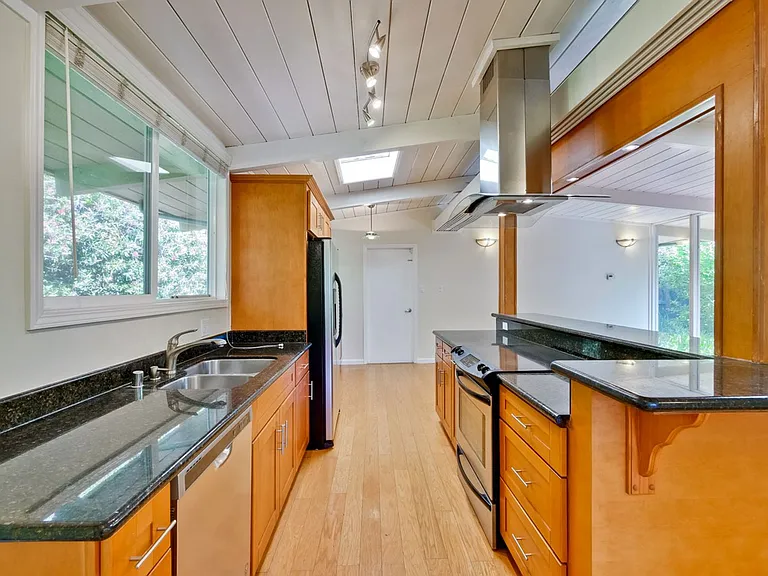 485 Emmons Dr — Photo 21