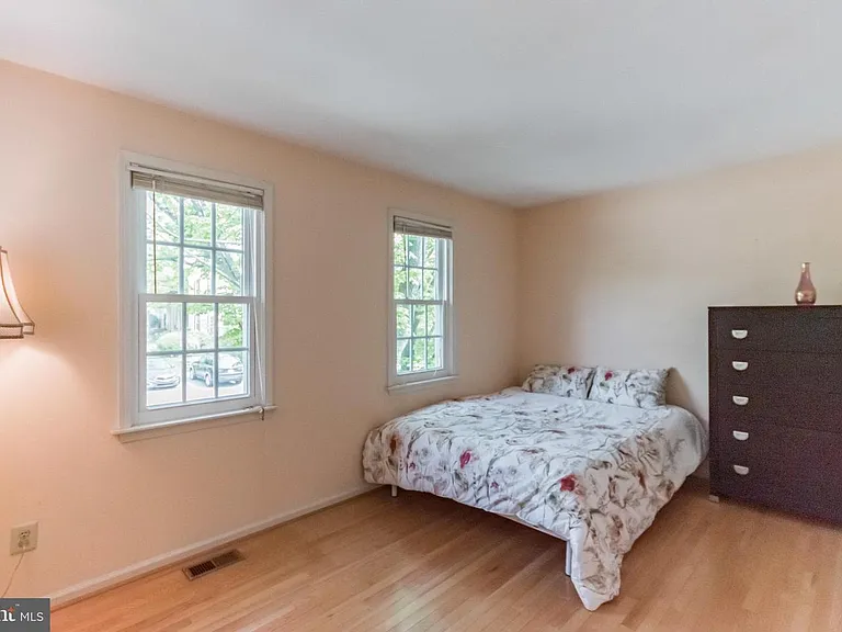 604 Hillary Ct — Photo 17