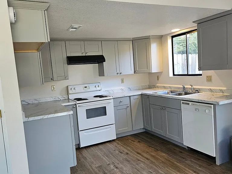 605 SE 8th St — Photo 3