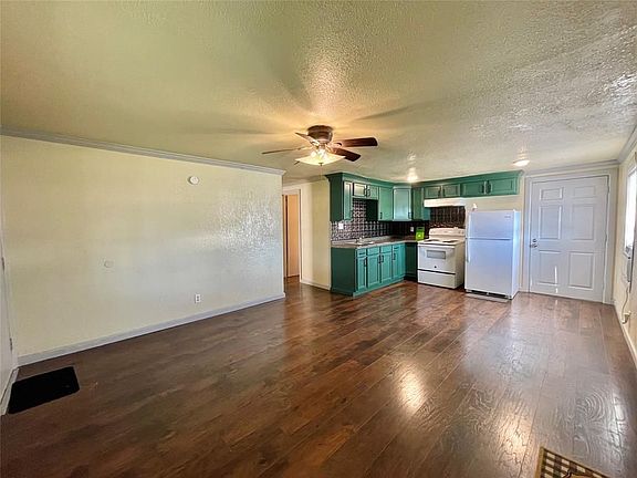 3rd image of 609 N Avenue D