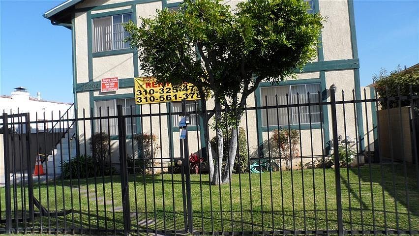 FRONT ENTRANCE OF THE APARTMENT BUILDING