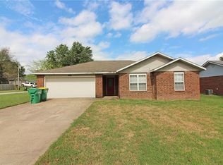 604 Wanda St, Centerton, AR 72719