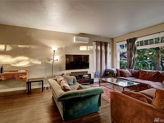 Huge living room, with A/C