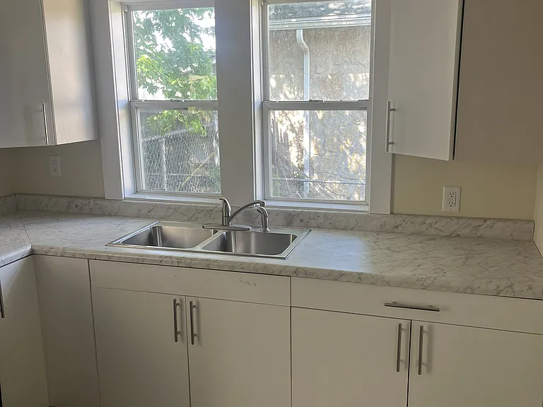 629 E Jefferson St — Photo 9