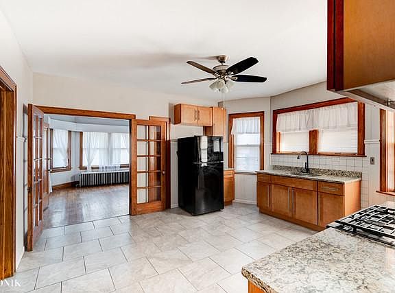 4th image of 2534 Clarence Ave