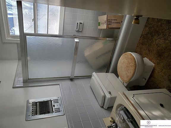 4th image of 4409 Vernon Ave