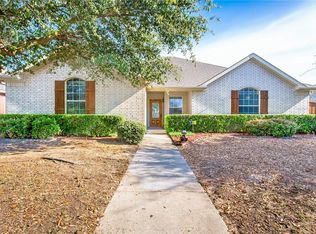 211 Garden Valley Ln, Red Oak, TX 75154