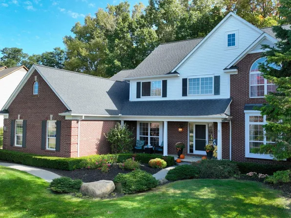 649 Akehurst Ln, White Lake, MI 48386