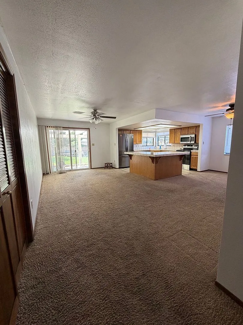 Spacious 3-Bedroom, 2-Bathroom Home for Rent in Carson City. — Photo 3