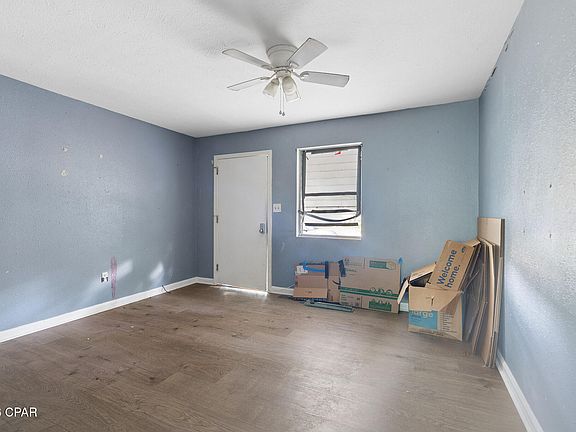 4th image of 2208 Edgewood Dr