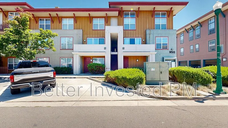 950 Campoy St #207