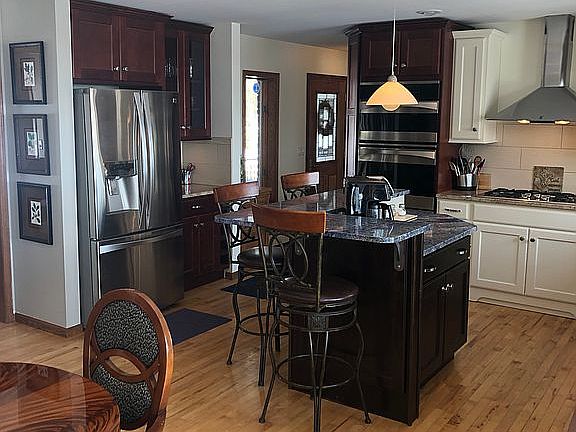 Gourmet Kitchen w/ Island