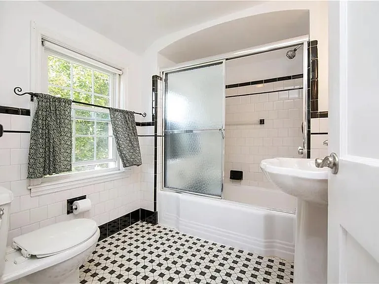 81 Mayflower Dr — Photo 22