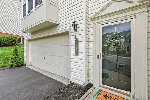 3rd image of 220 Maple Ln