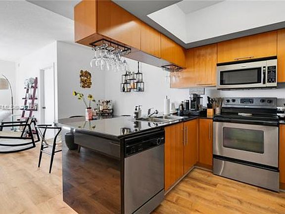 4th image of 1750 N Bayshore Dr APT 3102