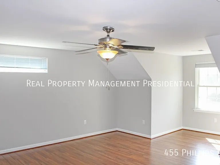 455 Phillips Ln — Photo 17