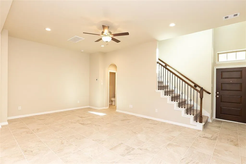 3 bed, 2.5 bath, 1881 sqft, $2,400 — Photo 4