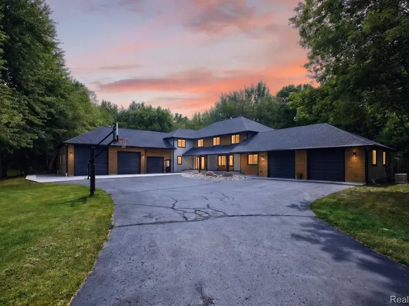 8290 Burleigh Rd, Grand Blanc, MI 48439