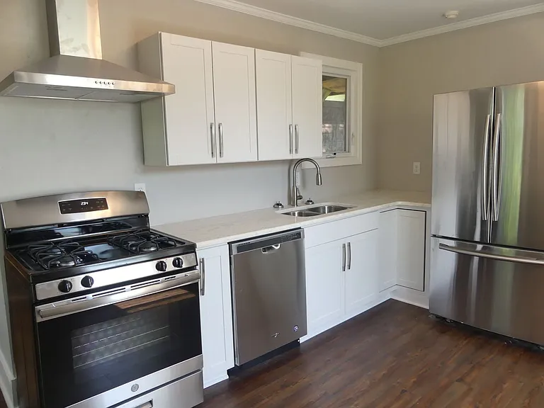 609 E State St — Photo 250