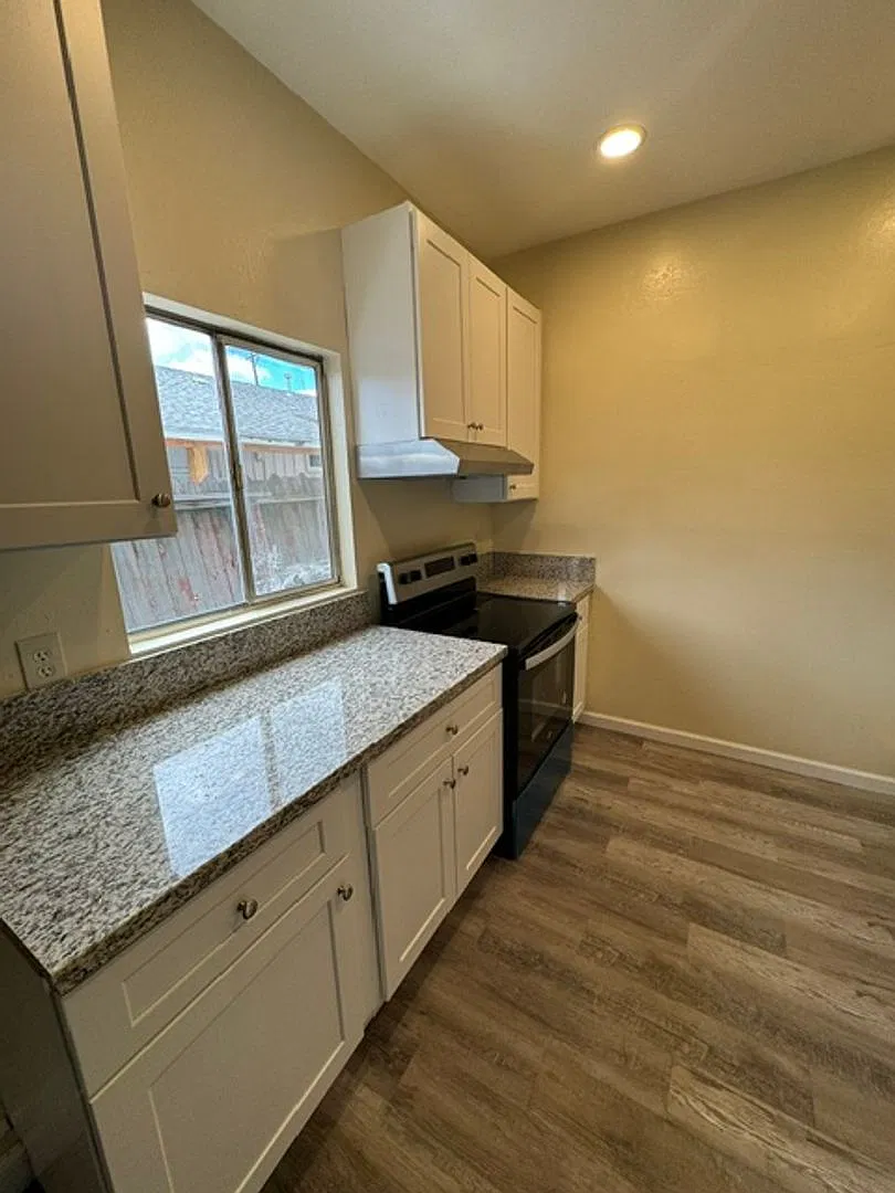Faris Ct Apts. — Photo 4