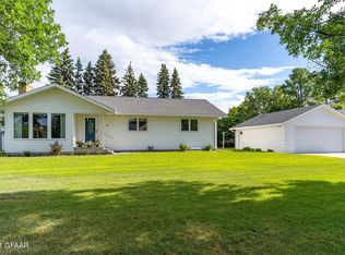 214 Golf Terrace Dr, Crookston, MN 56716