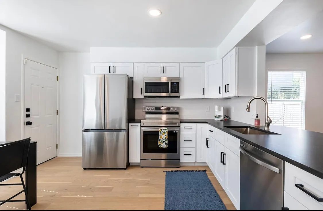 2 bed, 2.5 bath, 1300 sqft, $2,500 — Photo 3